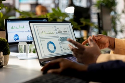 Persona utilizando herramientas de business intelligence