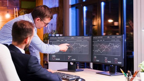 Empleado utilizando software business intelligence