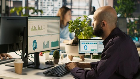 Empleado utilizando software business intelligence